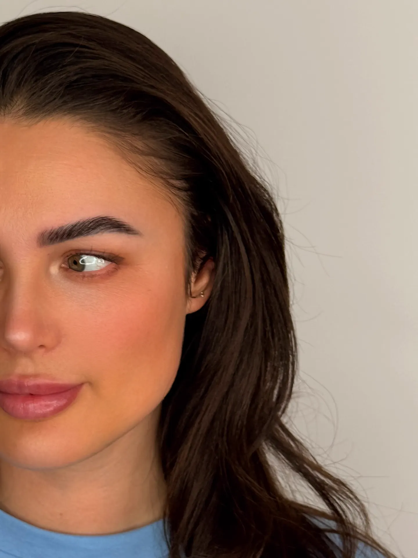 Close-up van gelamineerde wenkbrauwen bij HolyShe Brow Bar Breda