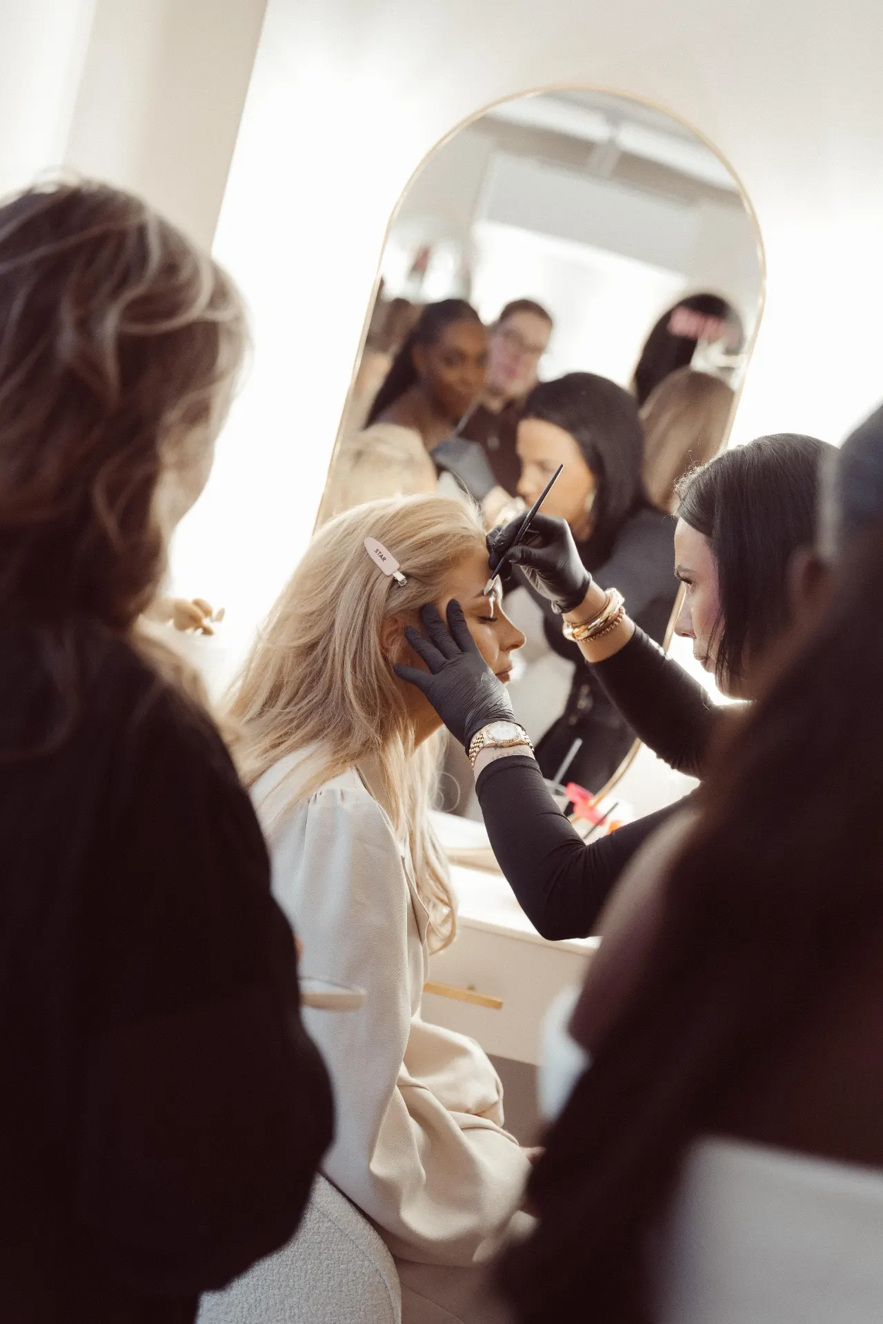 Laura behandelt een klant - brow styling in actie